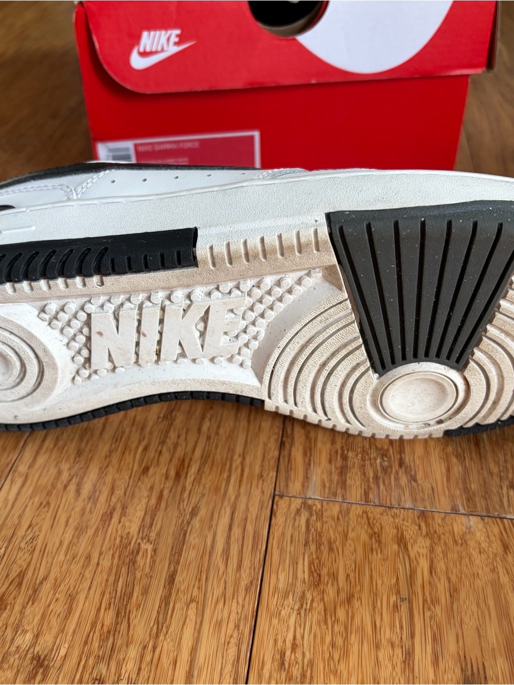 Nike Women’s White and Black Low-Top Sneakers - Picture 6 of 8